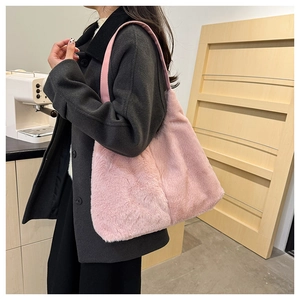 Dettaglio della borsa tote in pelliccia sintetica rosa con morbida trama e tracolla