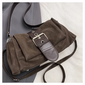 Vue détaillée du sac en cuir marron rétro avec une grande boucle métallique décorative