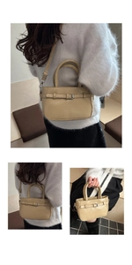 Détail de la bandoulière réglable et de la texture en cuir du sac à bandoulière beige