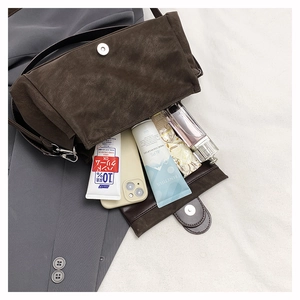 Vue intérieure d'un sac bandoulière en daim marron avec fermeture magnétique