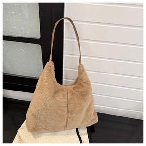 Dettaglio borsa hobo in morbida ecopelliccia marrone con texture peluche e tracolla