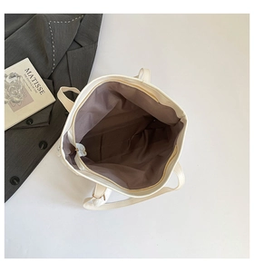 Détail du grand sac cabas avec doublure marron foncé et poche intérieure zippée