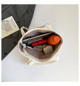 Détail de l'intérieur du grand sac fourre-tout beige avec espace pour ordinateur