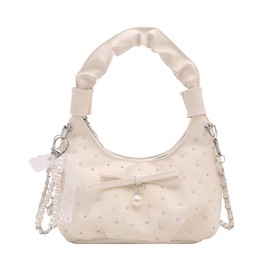 Chique beige geplooide handtas met studs, strikdetail en parelhanger met ketting