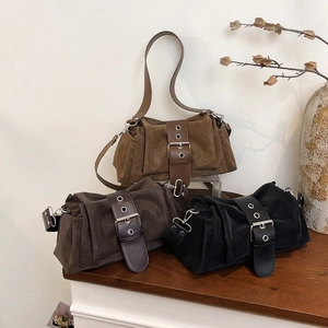 Sac À Épaule Baguette Vintage Pour Femmes Sac À Bandoulière Plissé En Cuir PU Mat Rétro Avec Grande Boucle En Métal