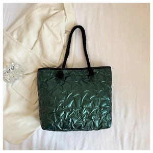 Détail du sac cabas vert métallisé avec matelassage en étoile et anses en corde tressée