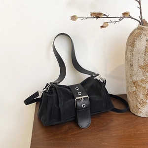 Sac baguette noir minimaliste avec boucles argentées et deux bandoulières