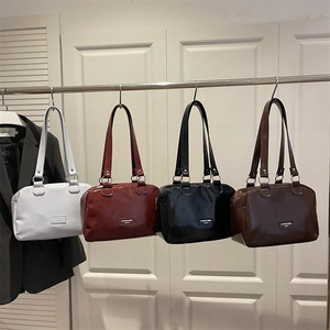 Sac à bandoulière vintage en cuir ciré pour femme disponible en quatre couleurs chic