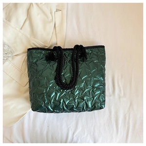 Détail du sac cabas vert foncé matelassé en étoile avec poignées en corde tressée