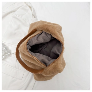 Vista dall'alto di borsa tote in peluche marrone con cerniera e interno in tessuto grigio