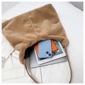 Dettaglio borsa shopper in finta pelliccia marrone con spazio per laptop e tablet pc