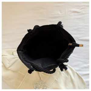 Vue de dessus du grand sac cabas noir montrant la doublure, le zip et l'anse en corde