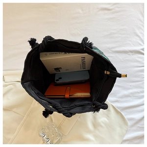 Vue intérieure du grand sac cabas noir avec fermeture éclair dorée et cordes coton
