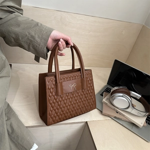 Borsa a mano trapuntata marrone con fiocco in metallo, elegante borsa a tracolla da donna