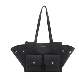 Borsa tote nera in pelle martellata con tasche frontali e bottoni dorati eleganti