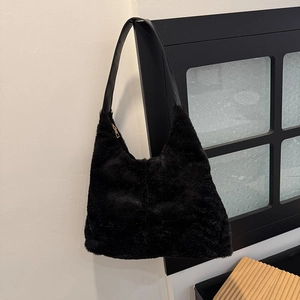 Elegante borsa tote nera in peluche con texture in ecopelliccia e tracolla in pelle
