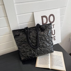 Grand sac cabas noir à motif matelassé en étoile et anses en corde épaisse
