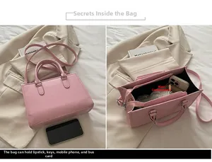 Dettaglio borsa tote rosa testurizzata che mostra la tasca principale e la capacità del telefono