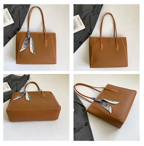 Vues détaillées d'un sac cabas en cuir marron avec un foulard en soie à fleurs chic