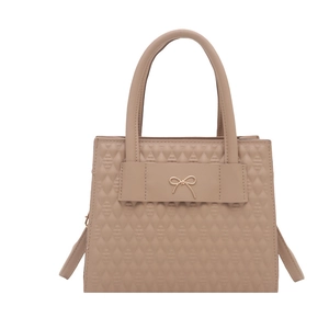 Sac bandoulière beige minimaliste avec motif matelassé et petit nœud doré