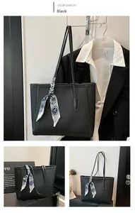 Vue détaillée d'un cabas noir en cuir avec un foulard décoratif en soie bleue