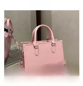 Dettaglio della borsa a cuscino plissettata rosa con trama verticale e metallo argento