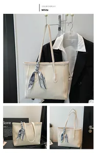 Détail du sac cabas blanc en cuir grainé avec foulard en soie sur la poignée