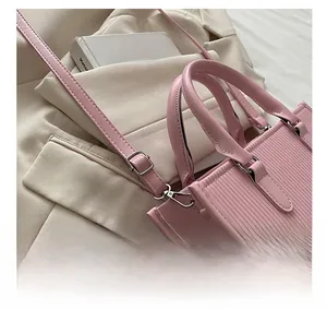 Dettaglio della borsa tote rosa chiaro con trama a coste e tracolla regolabile