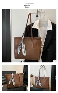 Détail du sac cabas marron café en cuir grainé litchi avec décoration foulard en soie