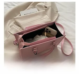 Interno della borsa a cilindro rosa a pieghe con spazio per cellulare e portafoglio