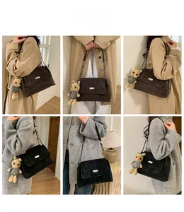 Dettagli borsa a tracolla vintage in pelle scamosciata con catena e ciondolo a coniglio