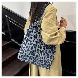 Détail du sac cabas en fausse fourrure léopard gris avec des anses en corde bleue