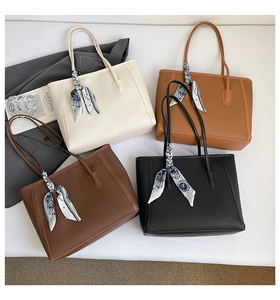 Sacs cabas en quatre couleurs avec foulards en soie imprimés et texture en cuir litchi