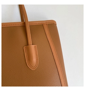 Détail du cuir grainé et des surpiqûres sur ce sac cabas couleur caramel élégant