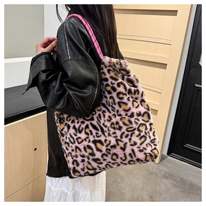 Détail du sac cabas en peluche à motif léopard avec fausse fourrure et anses roses