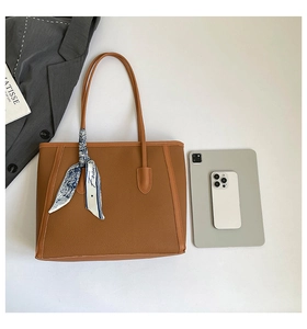 Grand sac cabas en cuir marron avec foulard en soie et rangement pour tablette