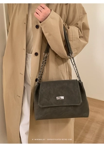 Borsa a tracolla grigio scuro minimalista con trama opaca e dettagli in catena d'argento