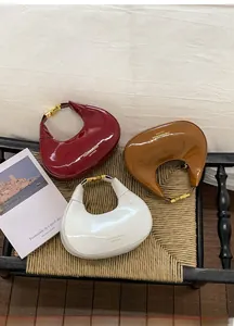 Tre borse hobo a mezzaluna lucide in bordeaux cammello e bianco con fibbia dorata