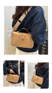 Dettaglio borsa sottospalla beige in pelle con fibbia in metallo e tracolla larga