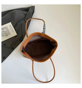 Détail de l'intérieur du cabas marron avec fermeture éclair et foulard sur l'anse