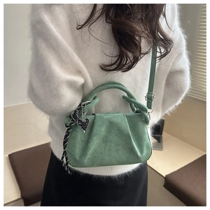 Borsa a mano in pelle scamosciata verde con trama a pieghe e ciondolo a cuore