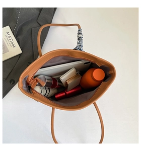 Vue à plat du sac cabas en cuir marron avec foulard montrant sa grande capacité