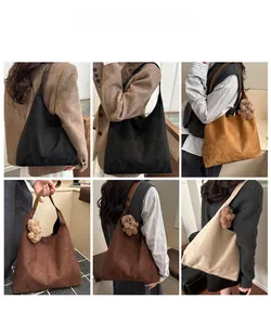 Dettagli della borsa tote capiente in quattro colori con ciondolo a orsetto