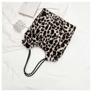 Détail du sac cabas pelucheux à motif léopard avec poignées en corde tressée