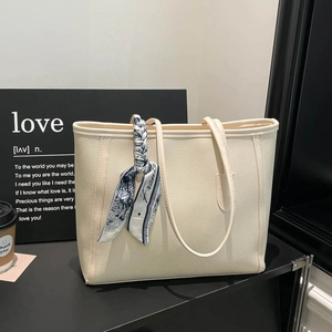 Grand sac cabas crème en cuir grainé avec foulard en soie décoratif et doubles anses