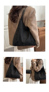 Dettaglio di una grande borsa tote in pelle scamosciata nera dal design minimalista