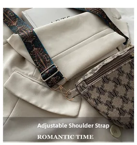 Detail des verstellbaren bunten Jacquard-Schultergurts mit goldener Schnalle der Tasche