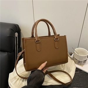 Borsa a tracolla marrone rettangolare con trama verticale e doppi manici tondi