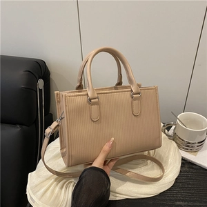 Borsa quadrata beige minimalista con trama a righe verticali e doppi manici