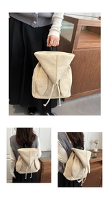 Dettaglio dello zaino di peluche beige con orecchie di coniglio in morbida pelle scamosciata